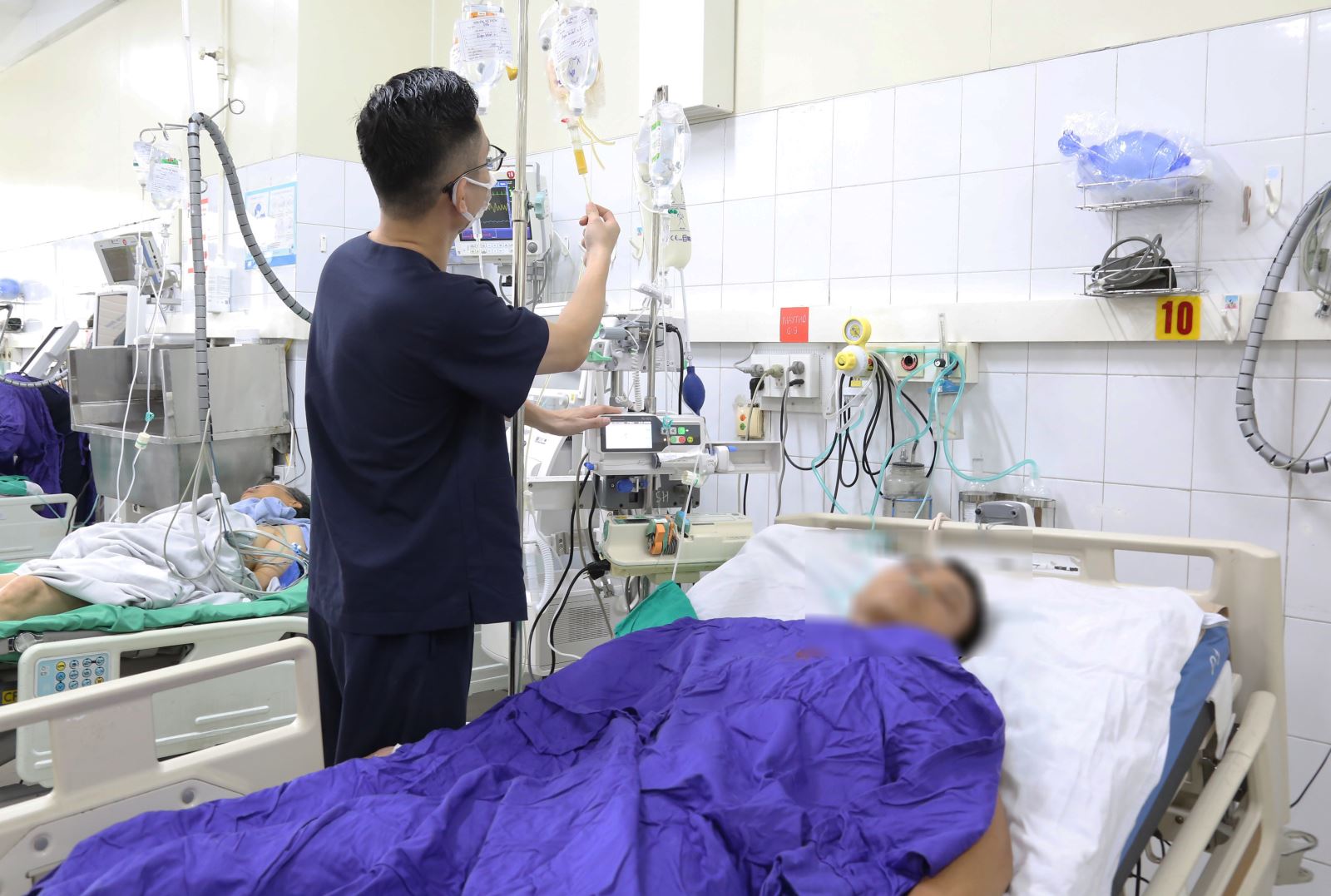 benh-nhan-duoc-theo-doi-cham-soc-tai-khoa-hoi-suc-tich-cuc-1783987475642967893934-1 Cứu sống bệnh nhân đa chấn thương sau vụ rơi từ cầu Bãi Cháy- Ảnh 1.