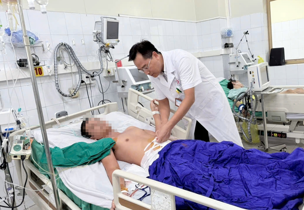 bsckii-nguyen-thanh-phuong-pho-khoa-phu-trach-ngoai-kiem-tra-viet-mo-cho-nguoi-benh-17839875317211810310516-1 Cứu sống bệnh nhân đa chấn thương sau vụ rơi từ cầu Bãi Cháy- Ảnh 2.