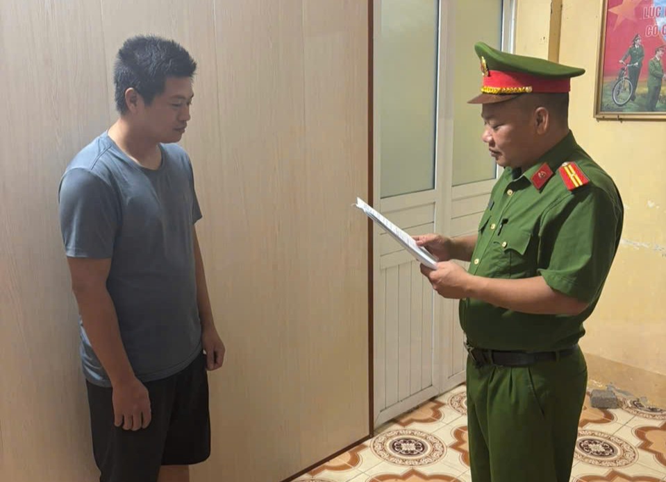 Hành động gây rối tại UBND xã - Ảnh 1.