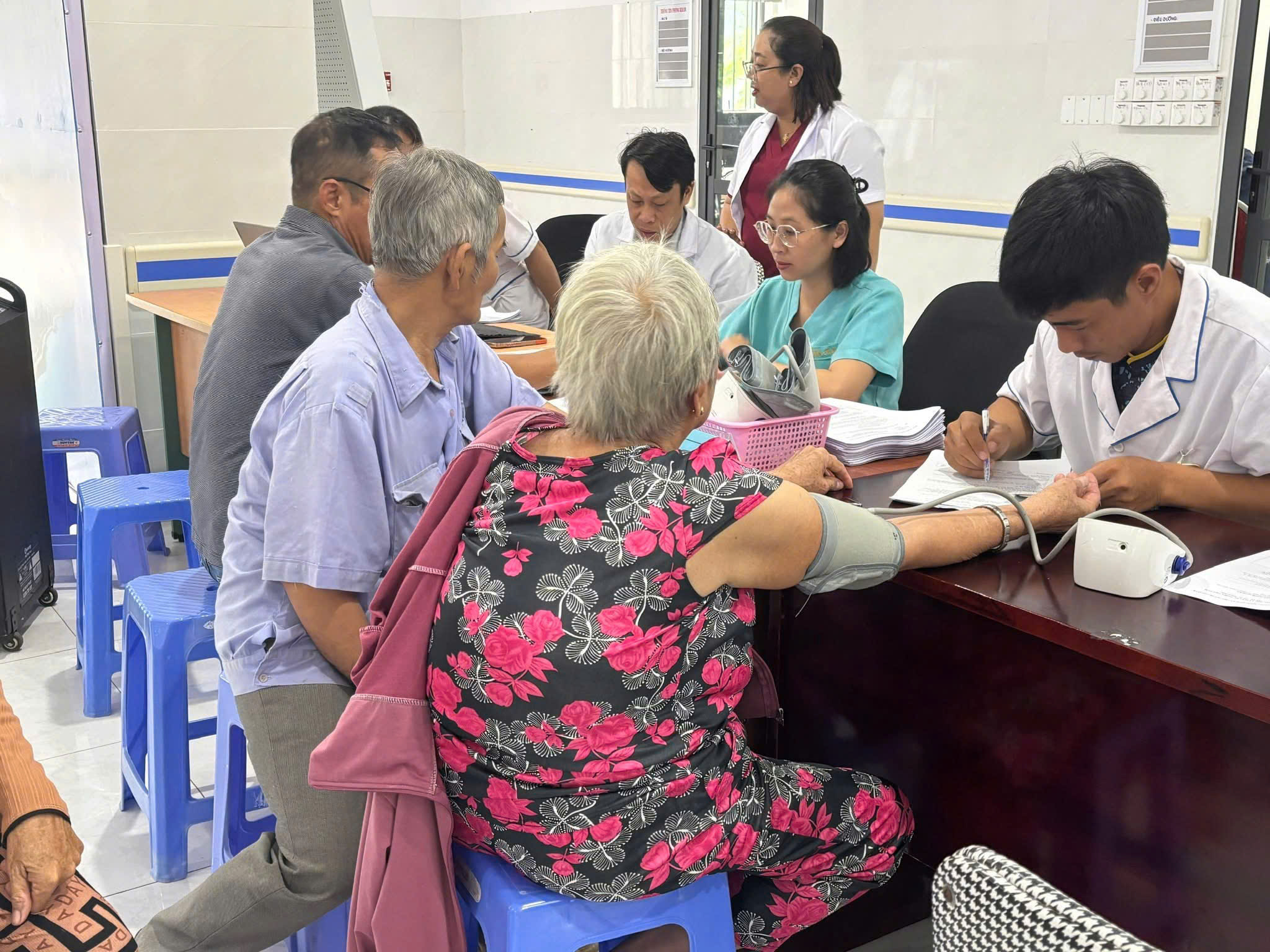 kham-suc-khoe-tphcm-17839307740291338993609 Số lượt khám sức khỏe định kỳ tại TPHCM tăng trong tuần thứ 7 triển khai- Ảnh 2.