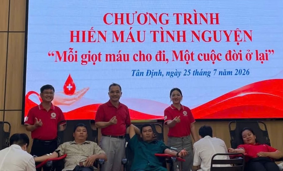 mau-1-17849687966811882771016 Hàng trăm người ở Khánh Hòa được khám, xét nghiệm miễn phí bệnh lý huyết học- Ảnh 1.