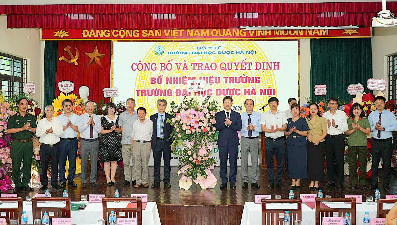 Lãnh đạo chúc mừng GS.TS Nguyễn Hải Nam Lãnh đạo chúc mừng GS.TS Nguyễn Hải Nam