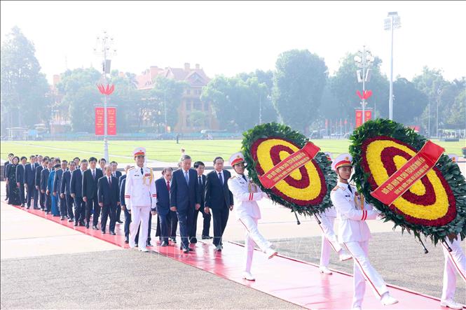 vieng-lang-11-1785039962973-1785039964542515795213 Lãnh đạo Đảng, Nhà nước tưởng niệm các Anh hùng liệt sĩ và viếng Chủ tịch Hồ Chí Minh- Ảnh 8.