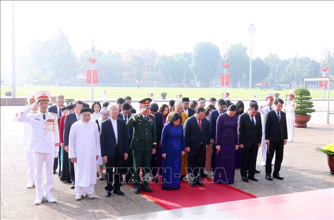 vieng-lang-3277-1785039962973-17850399645471626177377 Lãnh đạo Đảng, Nhà nước tưởng niệm các Anh hùng liệt sĩ và viếng Chủ tịch Hồ Chí Minh- Ảnh 10.