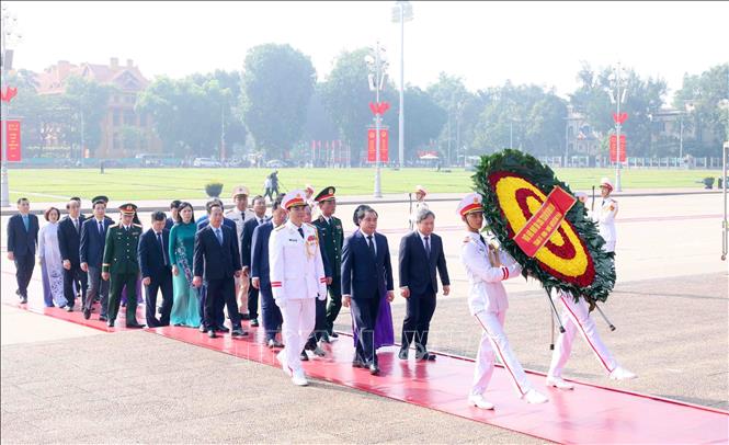 vieng-lang-6277-1785039962973-17850399643031795034573 Lãnh đạo Đảng, Nhà nước tưởng niệm các Anh hùng liệt sĩ và viếng Chủ tịch Hồ Chí Minh- Ảnh 13.