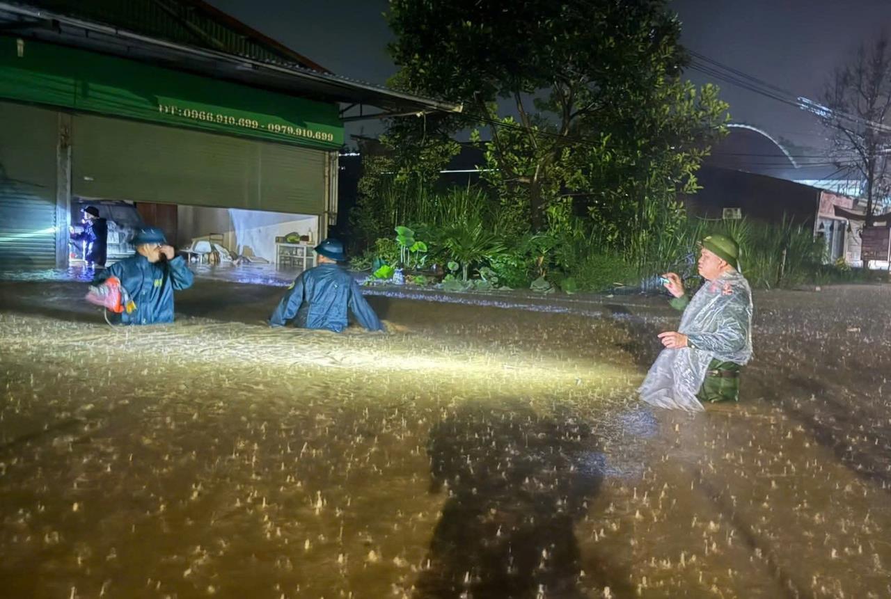 Người dân Lào Cai ứng phó với mưa lũ