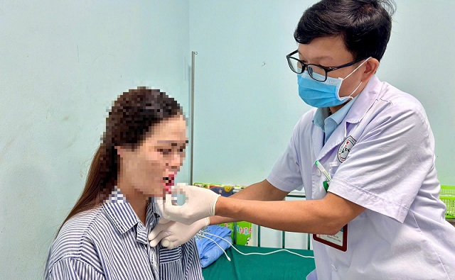 Bác sĩ thăm khám cho bệnh nhân Giải pháp điều trị ung thư tại Hà Giang cho bệnh nhân