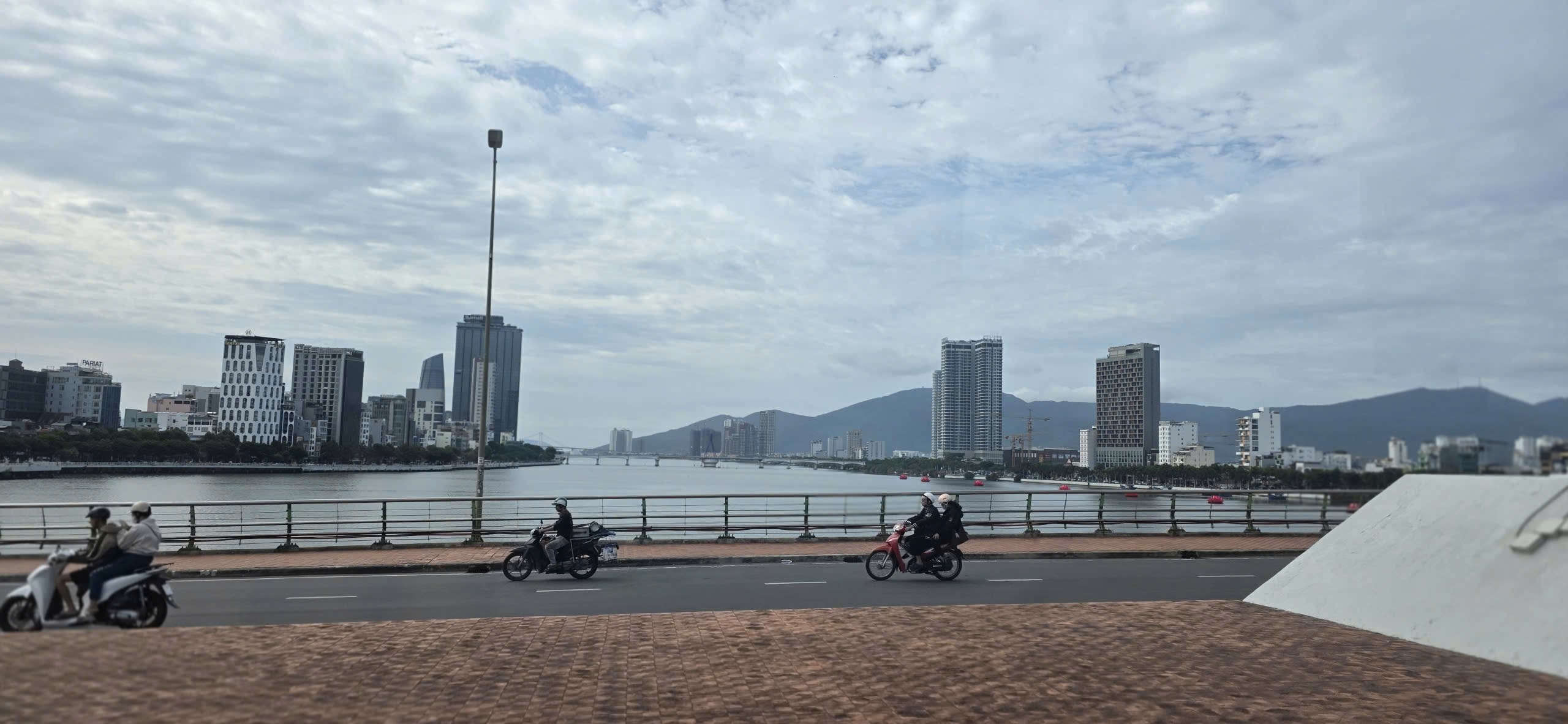 Cảnh Báo Mưa Lớn Bắc Bộ và Thời Tiết Nắng Nóng Kéo Dài Tại Trung Bộ