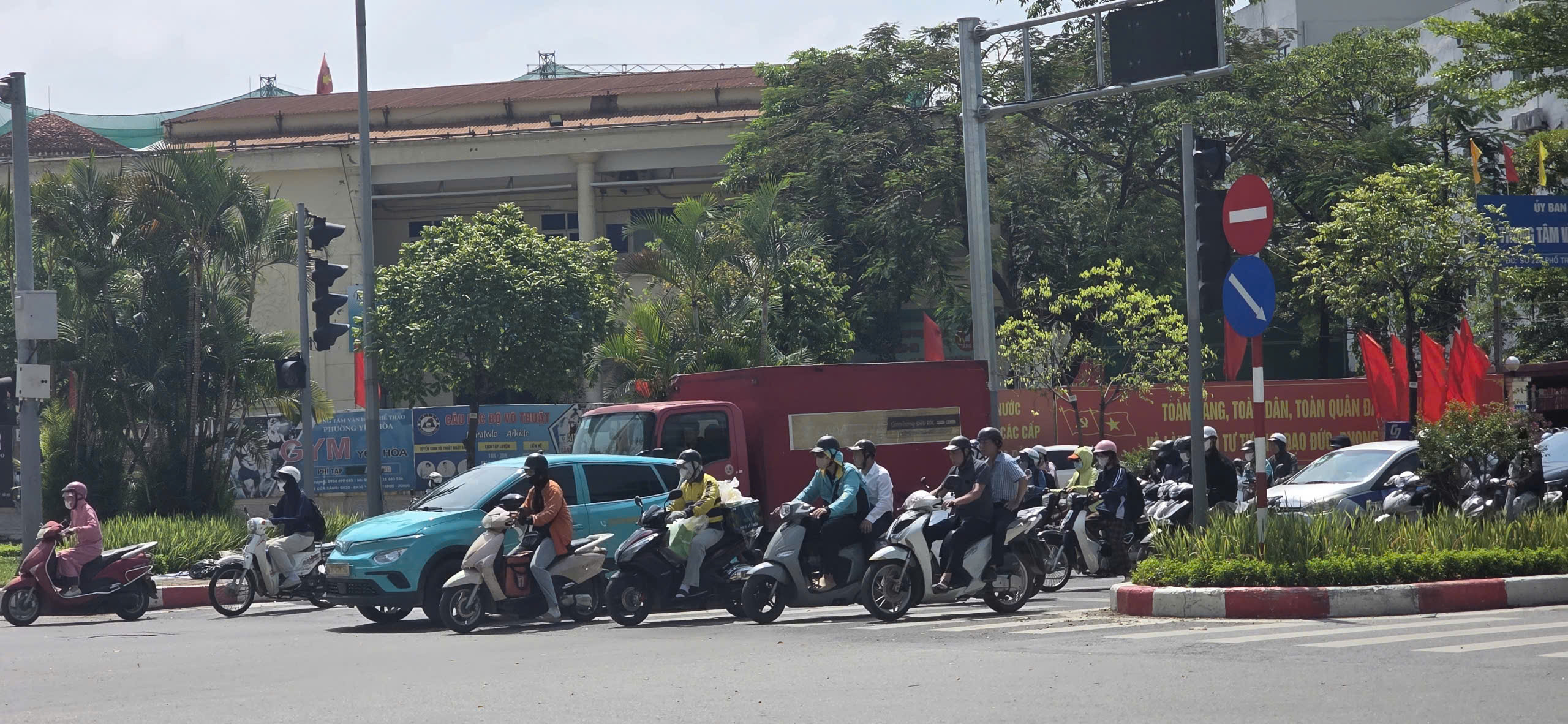 Nắng Nóng Kéo Dài: Nguy Cơ Hỏa Hoạn và Tác Động Đến Sức Khỏe