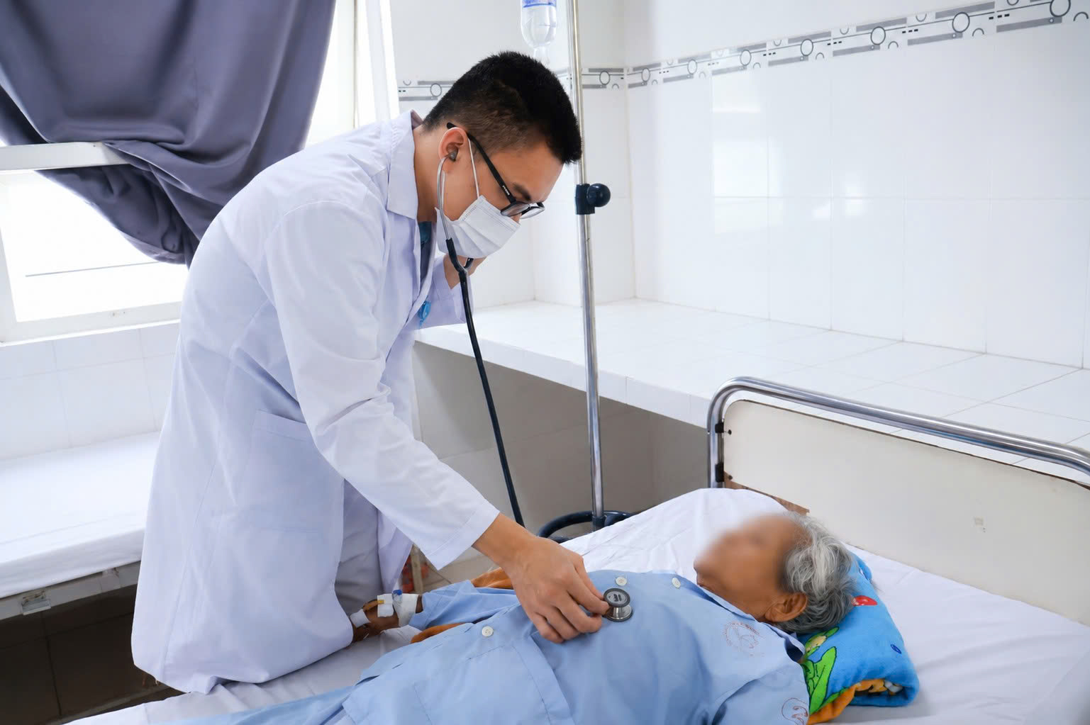 Bà Pinăng Thị S. đang được theo dõi sức khỏe tại Bệnh viện Đa khoa Ninh Thuận. Ảnh: D.N.