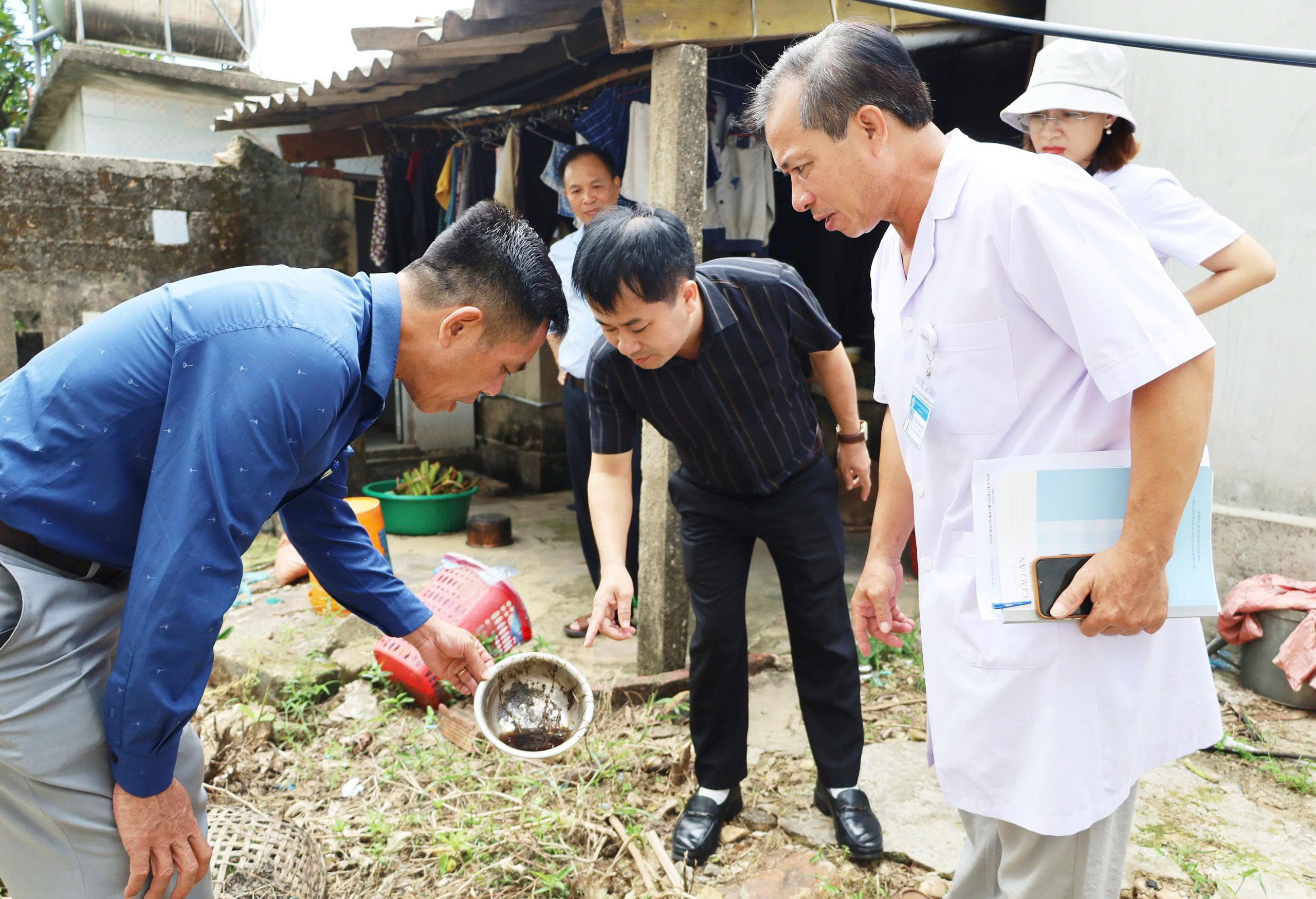 Mưa nắng thất thường, nguy cơ sốt xuất huyết lan rộng- Ảnh 1.