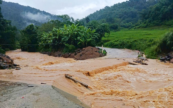 Đất đá sạt lở vào khu hiệu bộ trường học - Ảnh 4.