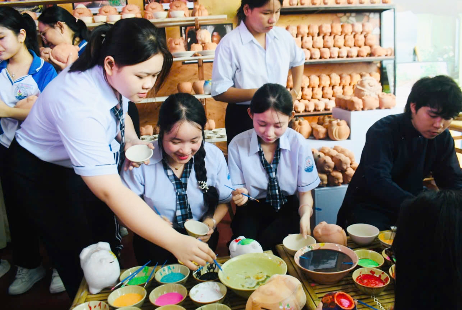 Học sinh trải nghiệm nghề gốm sứ Bình Dương. Ảnh: H.Trang