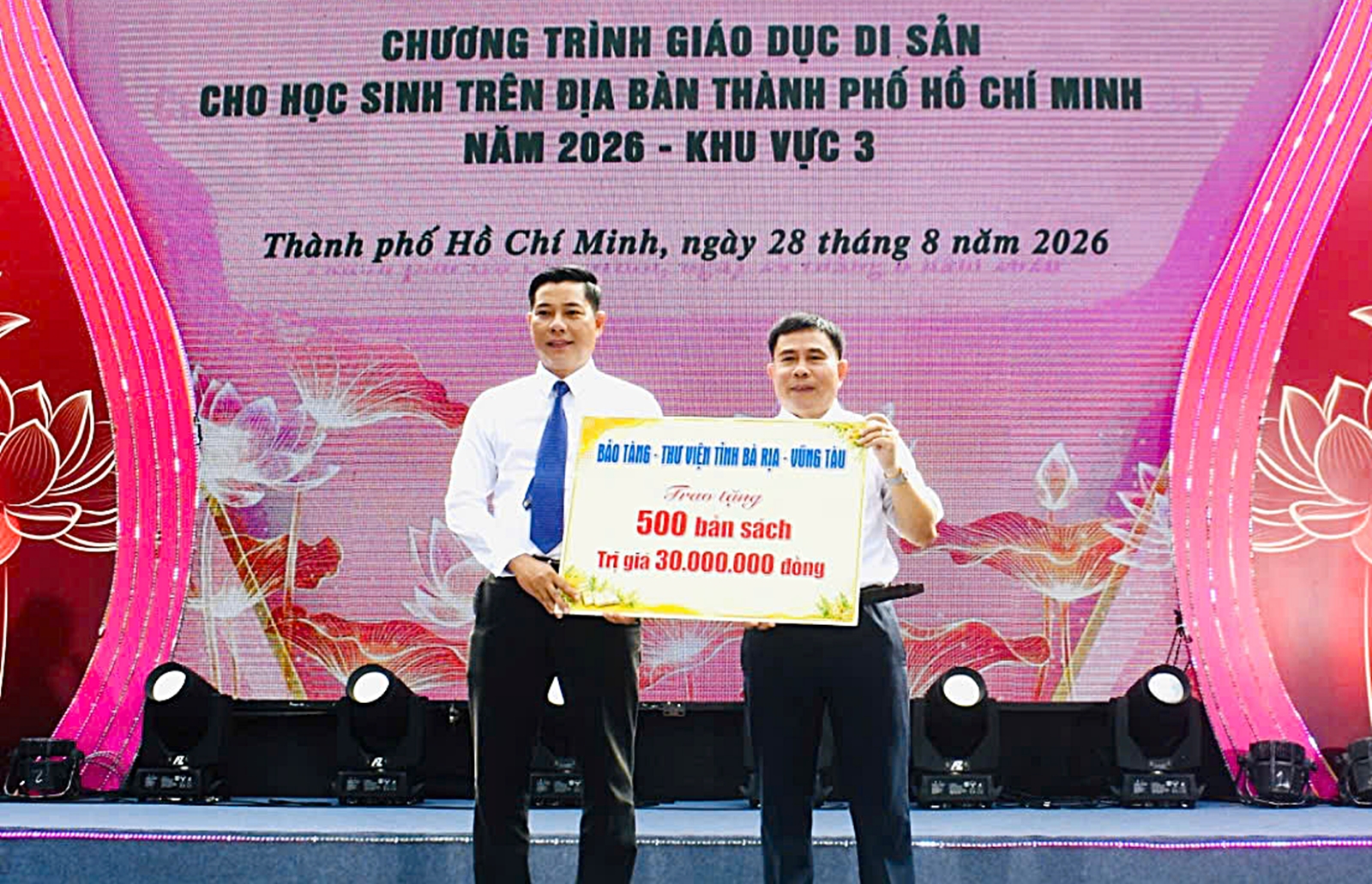 Bảo tàng Thư viện Bà Rịa - Vũng Tàu tặng 500 bản sách đến Trường THPT Võ Thị Sáu. Ảnh: H. Trang