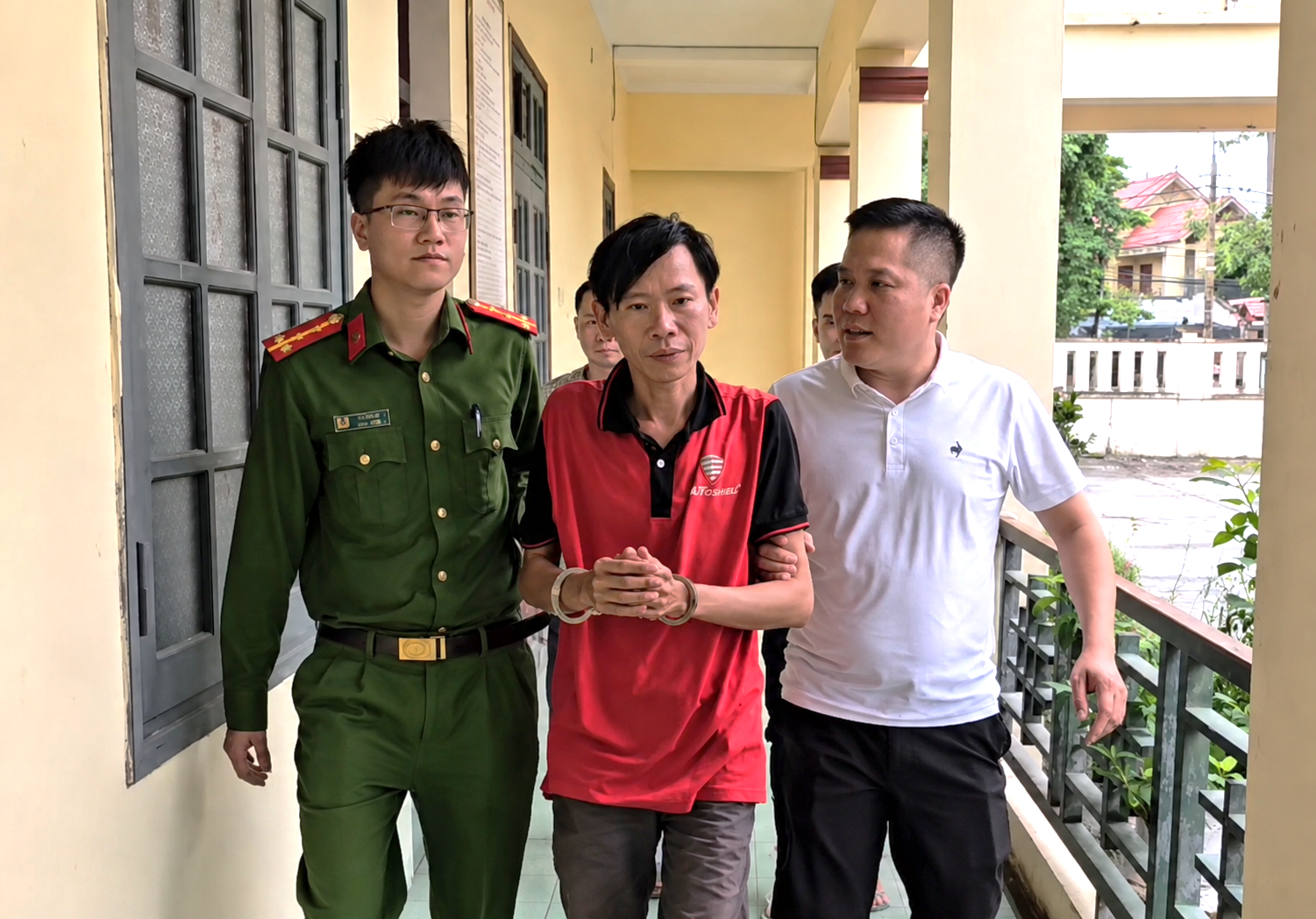Bắt giữ đối tượng Huỳnh Ngọc Hiền. Ảnh: CATH.