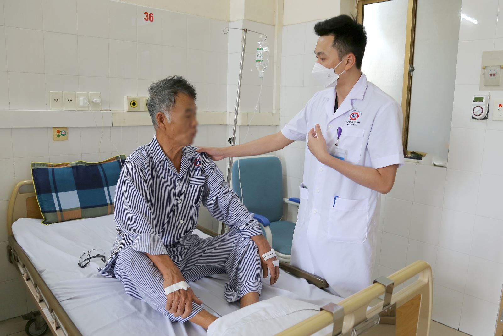 2-1787055414603701340370 Bác sĩ khoa Ung bướu tư vấn sức khỏe cho bệnh nhân trước khi ra viện. Ảnh: BVCC