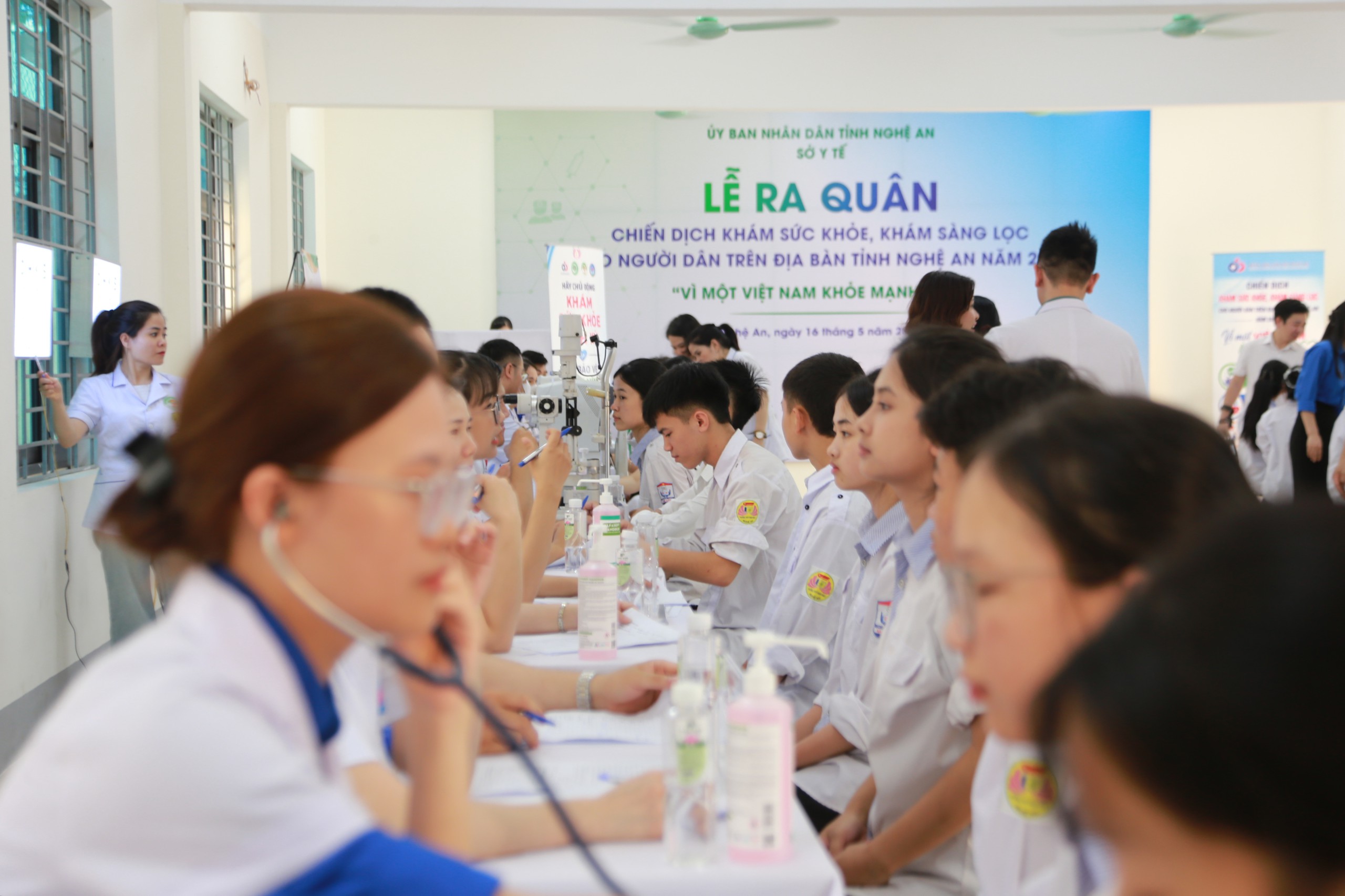 20260516193846-1787969052398699002034 Nghệ An tập trung khám sức khỏe cho học sinh - Ảnh 1.