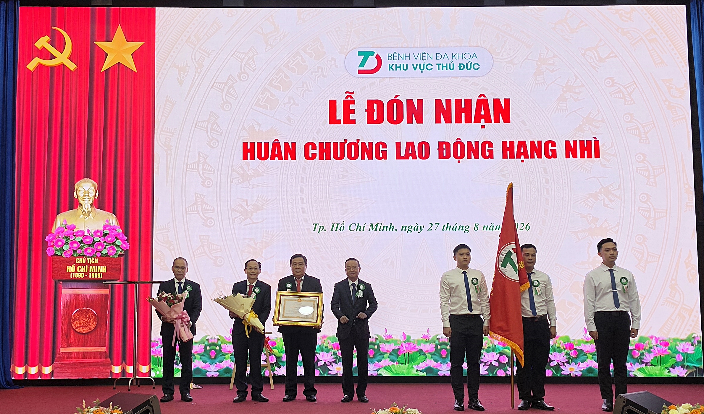 20260827102111-17878188687991693294686 Bệnh viện ĐKKV Thủ Đức đón nhận Huân chương Lao động hạng Nhì. Ảnh: N.T