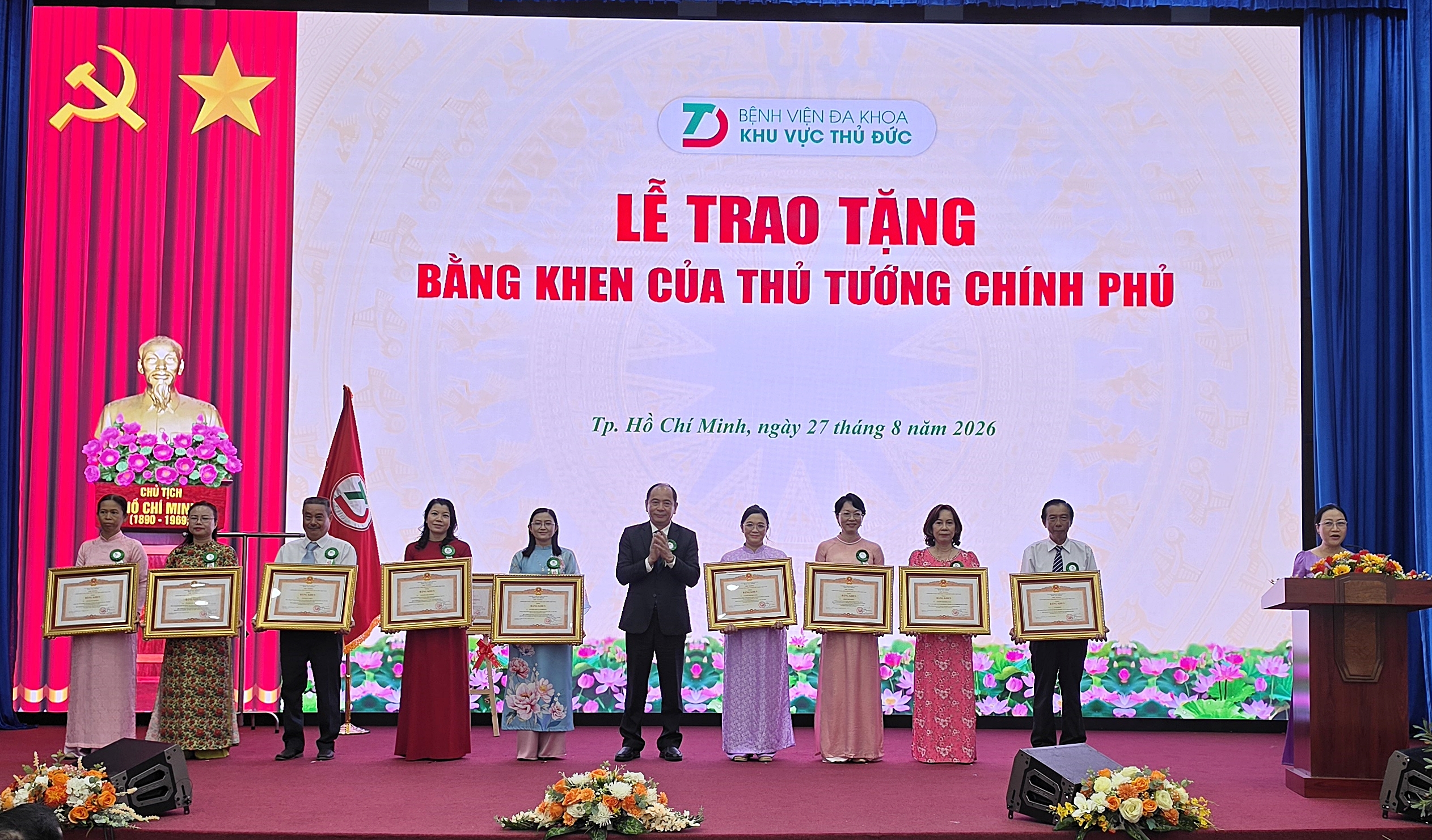 20260827102817-17878189291841327618294 Nhiều tập thể, cá nhân của BV Đa khoa Khu vực Thủ Đức cũng được tặng Bằng khen của Thủ tướng Chính phủ. Ảnh: N.T.