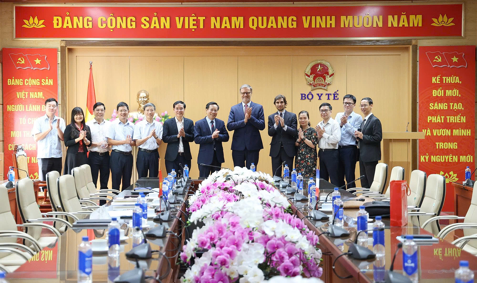 Việt Nam và Pháp Tăng Cường Hợp Tác Y Tế: Khám Phá Những Cơ Hội Mới
