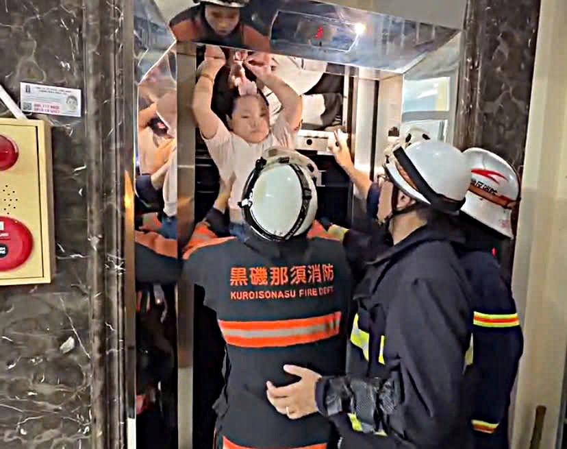Hà Nội: Giải Cứu 13 Người Bị Kẹt Trong Thang Máy Tại Định Công