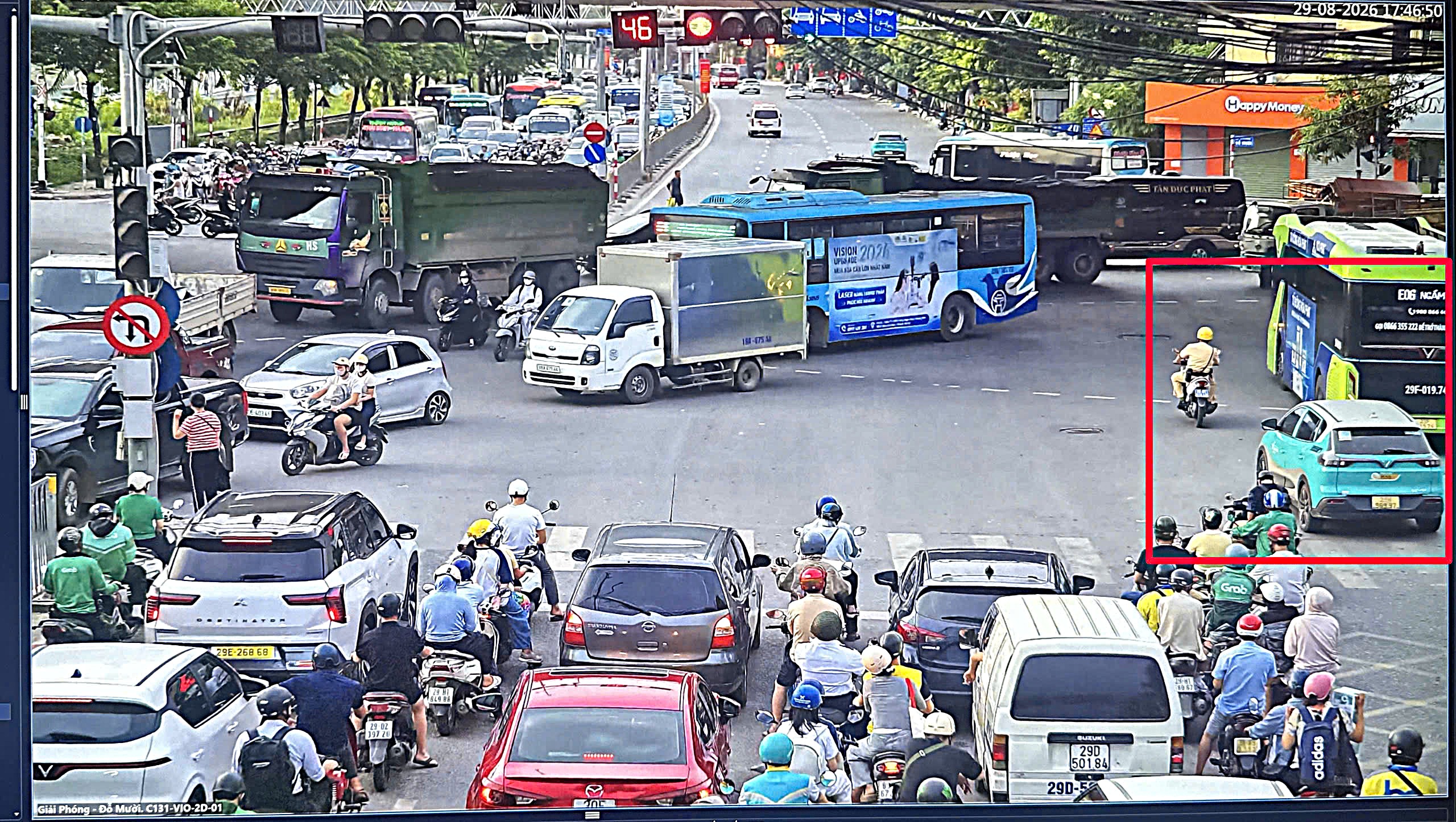 CSGT Hỗ Trợ Mở Đường Cho Taxi Chở Cụ Bà 83 Tuổi Đột Quỵ Giữa Ngày Lễ