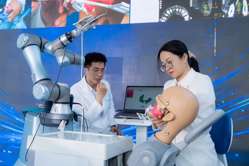 Nha Khoa Nhân Tâm Tiên Phong Đầu Tư Công Nghệ Robot Cấy Ghép Implant Mới