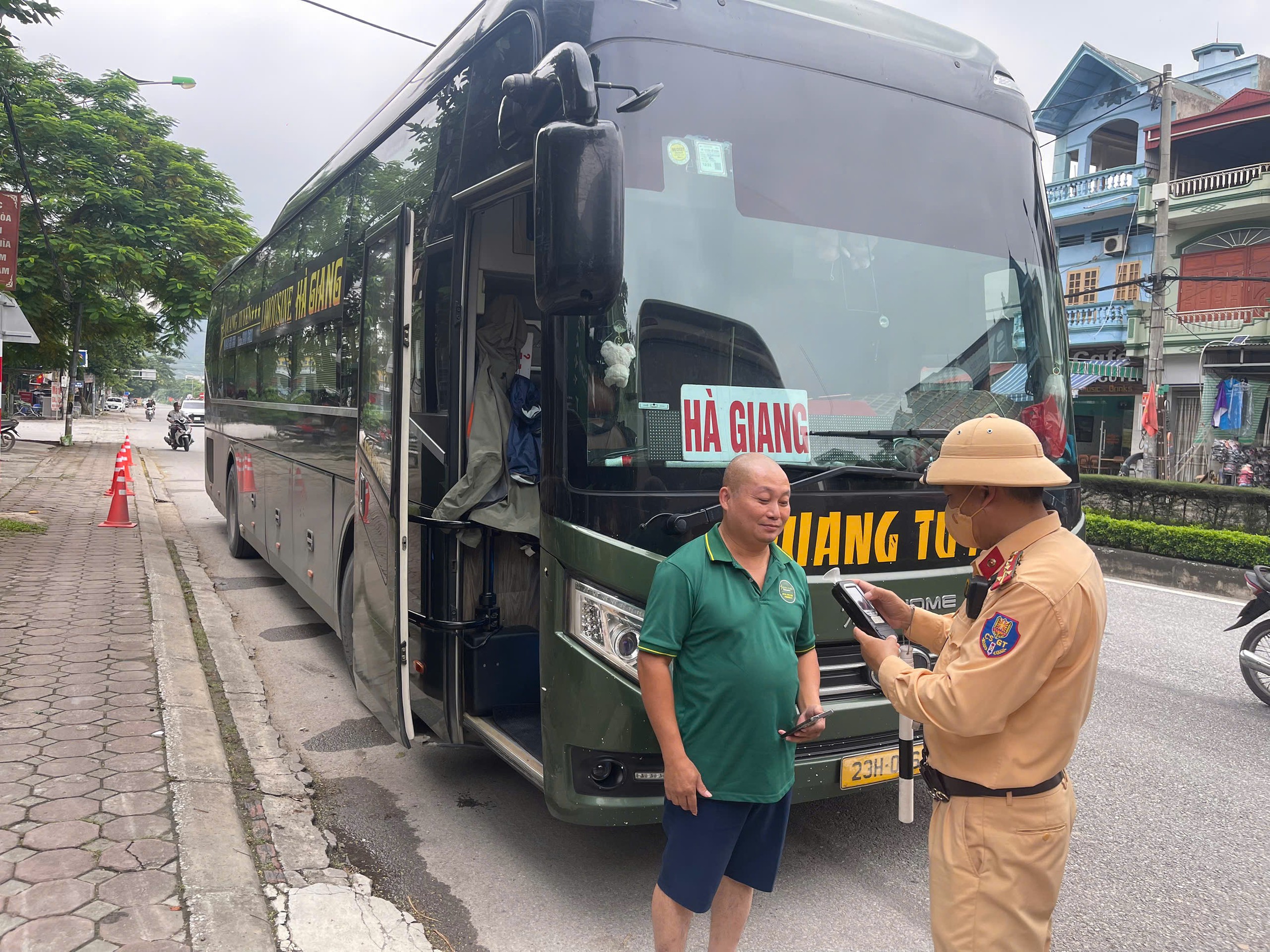 3-17877164968701792476290 CSGT Quảng Ninh tổng kiểm soát phương tiện kinh doanh vận tải dịp lễ 2/9- Ảnh 1.