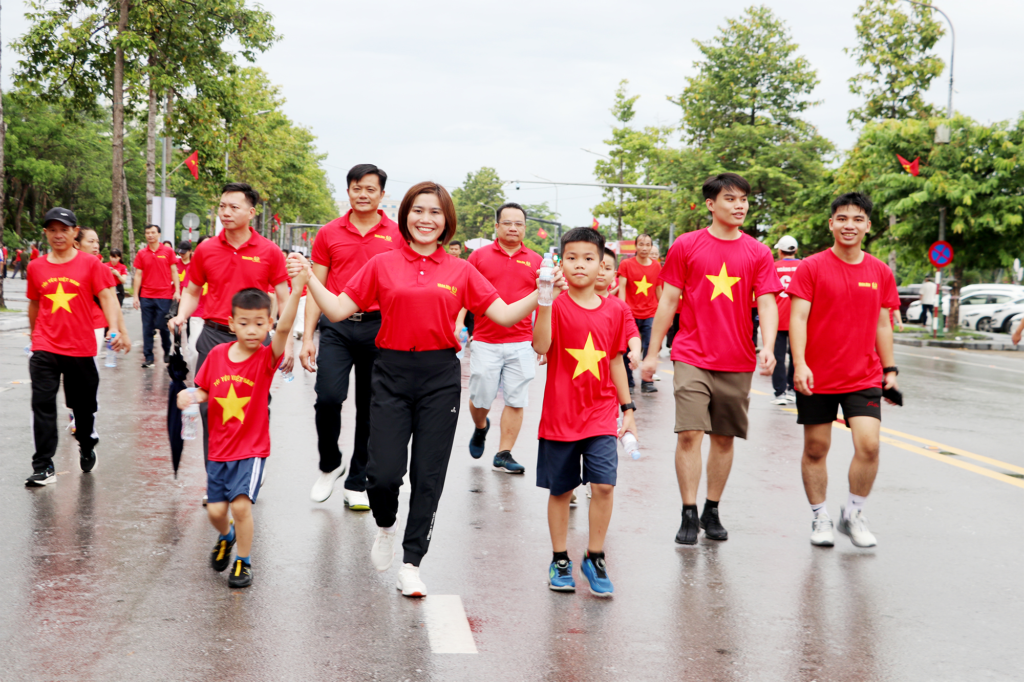 3-phu-huynh-va-con-17880608716251041642549 Nghệ An sôi nổi hưởng ứng chương trình “Cùng Việt Nam tiến bước” - Ảnh 3.
