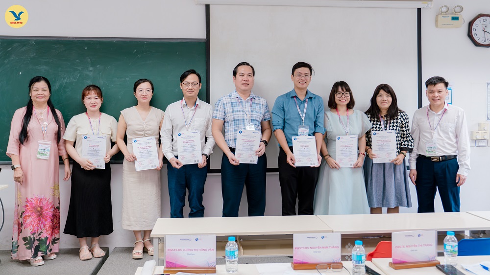 4-cac-bac-si-nhan-chung-chi-1786348848090804578593 Khám Phá Tiềm Năng Y Học Chính Xác Qua Các Nghiên Cứu GEN Từ MEDLATEC - Ảnh 4.