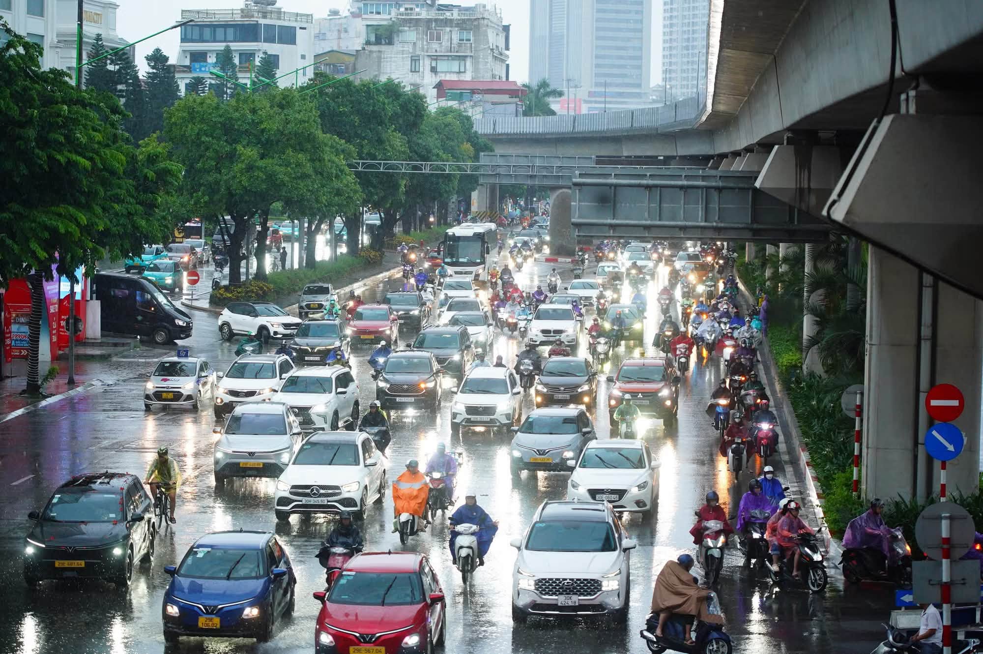 Miền Bắc mưa dông rải rác, Trung Bộ duy trì nắng nóng gay gắt- Ảnh 1.