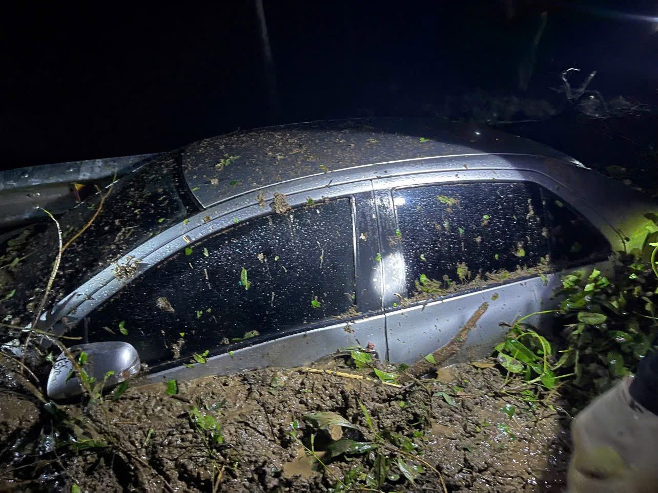 76312008814872747467680764891160703548836266n-17859825322191123615494 Sạt lở vùi lấp đến ngang cửa xe ô tô ở Sơn La- Ảnh 1.