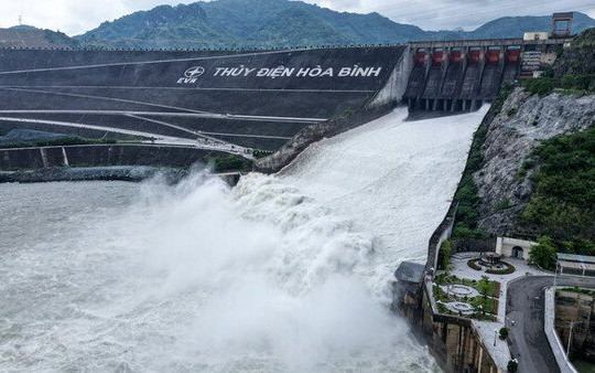 Giải Pháp Ứng Phó Bão Số 4: Đóng Cửa Xả Lũ Thủy Điện Hòa Bình