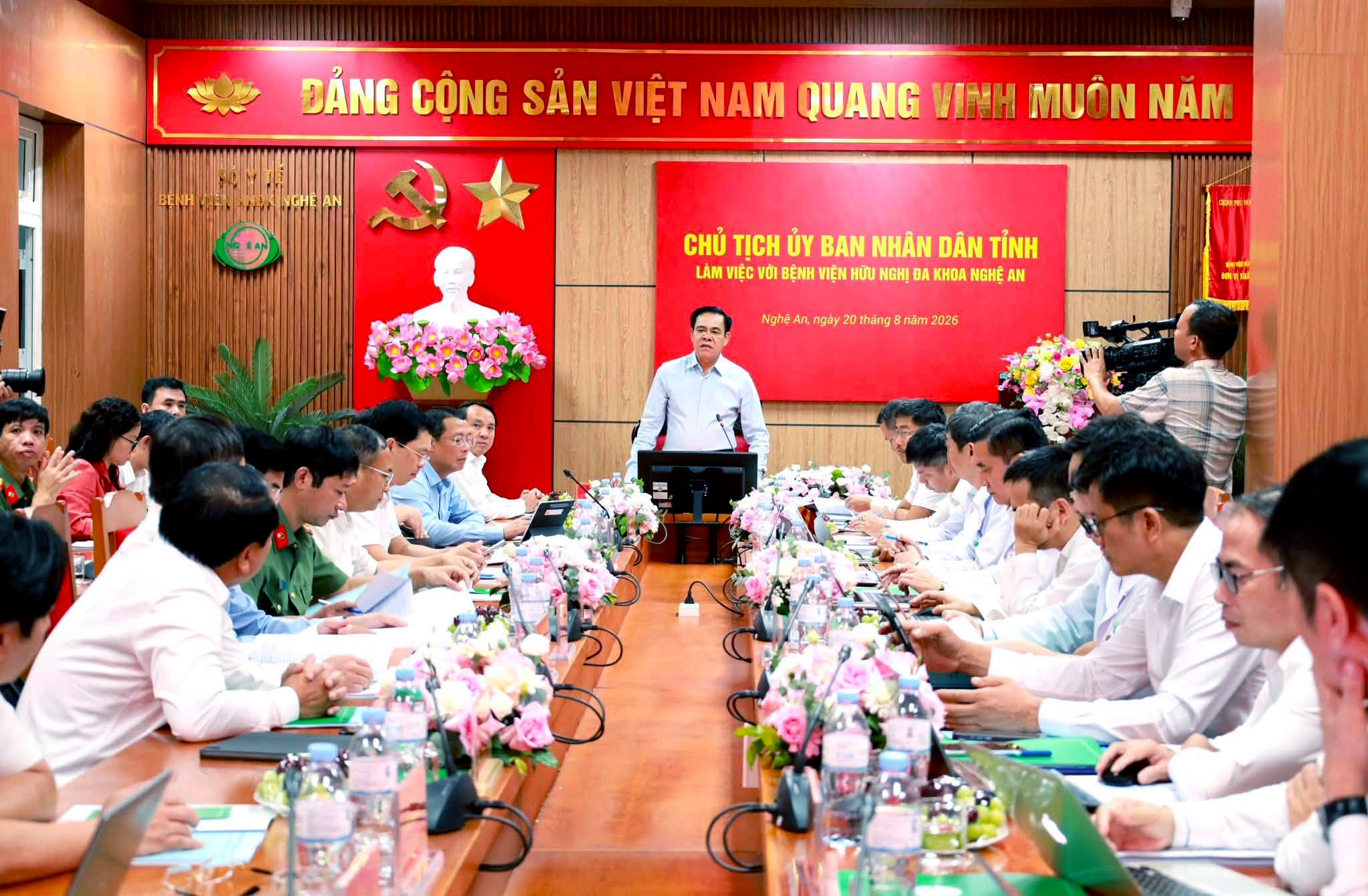 a2-1787227846253618171654 Quyết liệt đưa Bệnh viện Hữu nghị Đa khoa Nghệ An lên hạng đặc biệt- Ảnh 1.