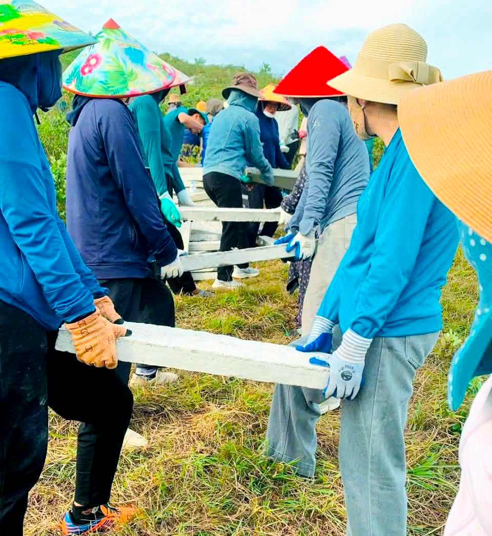 Hơn 1.000 Người Tái Tạo Dòng Chữ Biểu Tượng ‘BÁC HỒ SỐNG MÃI’ Trên Núi Nhón