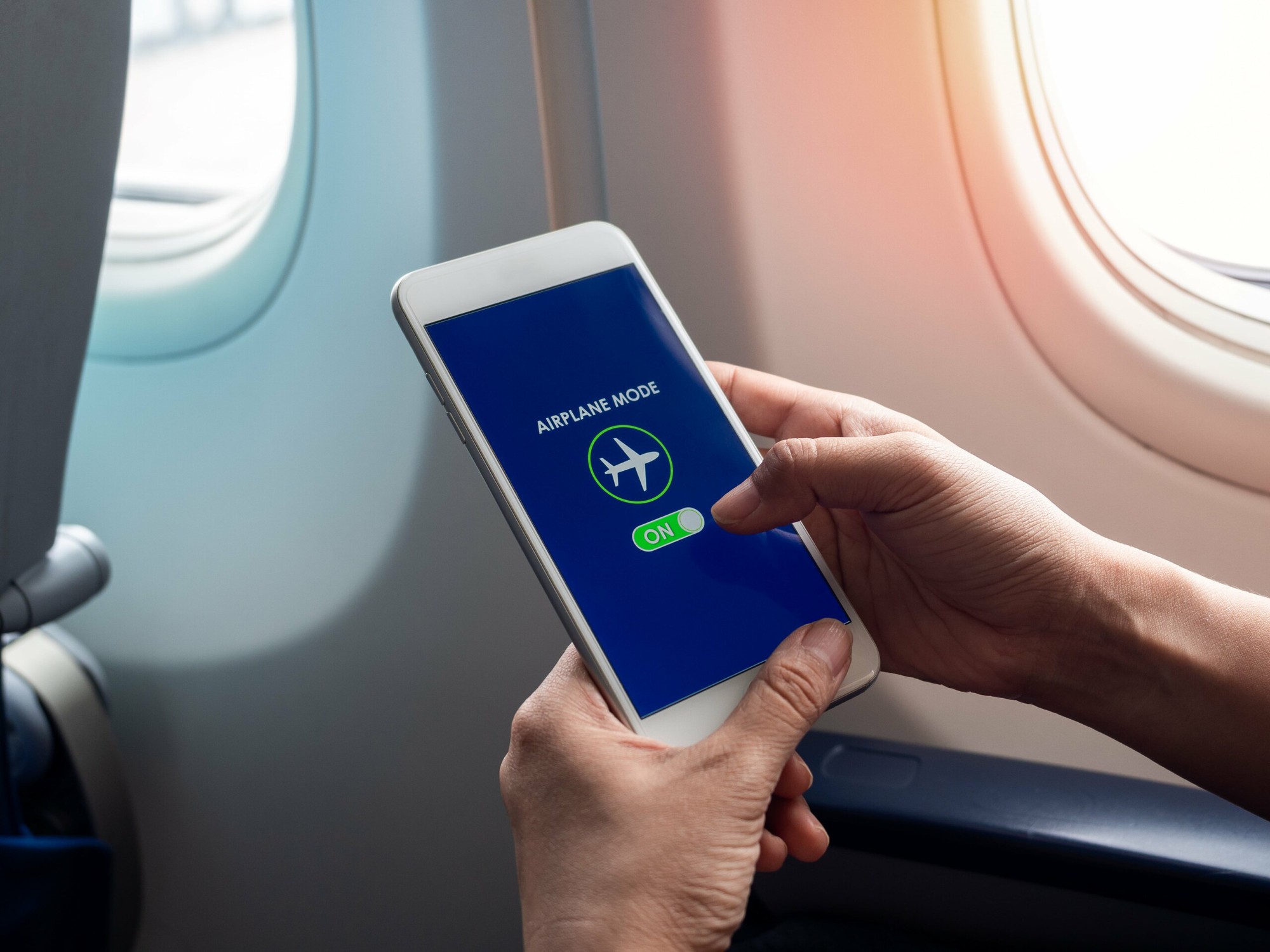 airplane-mode-on-commerical-flights-rosen-aviation-scaled-1787051762769286914603 Lý do thật sự về yêu cầu điện thoại bật chế độ máy bay suốt hành trình - Ảnh 1.