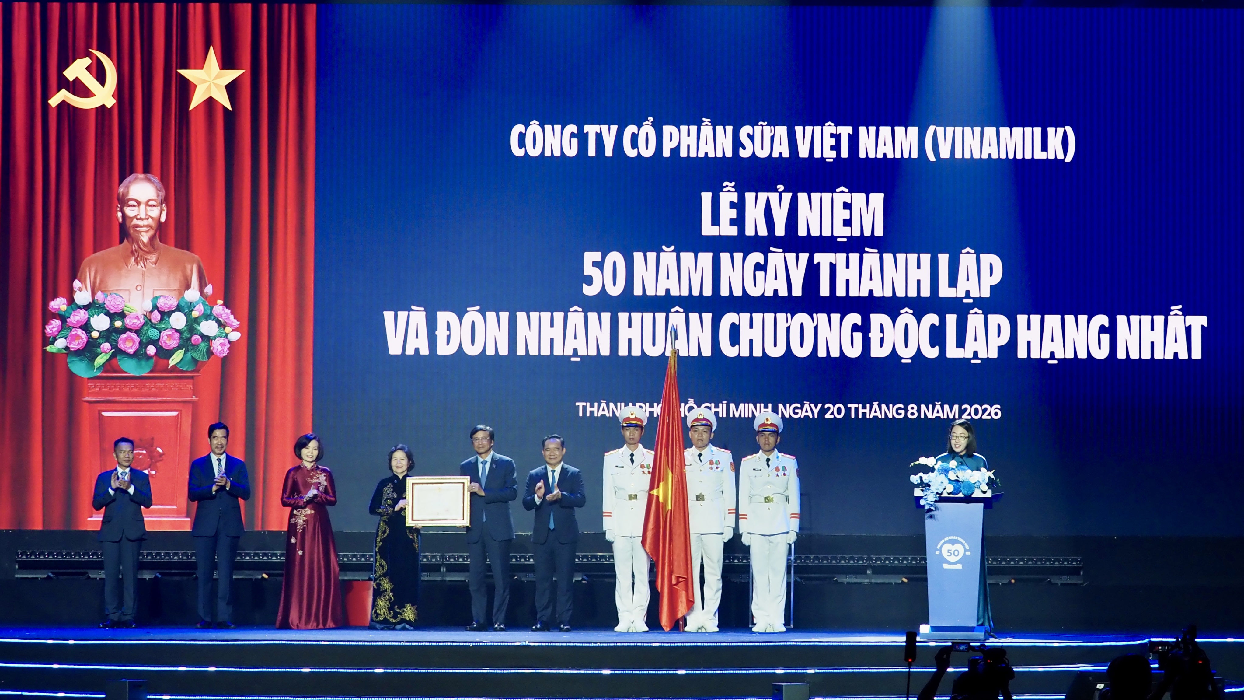 anh-01a-17873011038121496426781 Vinamilk đón nhận Huân chương Độc lập hạng Nhất tại dấu mốc 50 năm - Ảnh 1.
