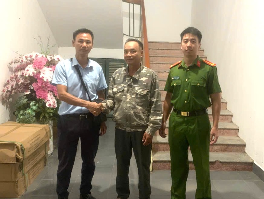 anh-1-cong-an-xa-tra-giang-lam-viec-xac-minh-vu-viec-va-ho-tro-cac-ben-hoan-tat-viec-trao-tra-so-tien-2056-trieu-dong-chuyen-khoan-nham1-17868715222141294658643 Bất ngờ nhận hơn 200 triệu từ người lạ, con trai nhờ bố đẻ báo công an- Ảnh 1.