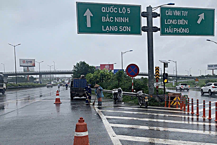 Công nhân làm việc dưới mưa Công nhân làm việc dưới mưa