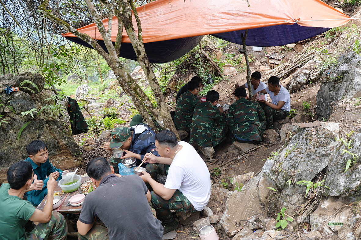 bac-si-kiem-anh-nuoi-tiep-suc-cho-bo-doi-giua-rung-6-17866779166241876354331 Bác sĩ kiêm anh nuôi tiếp sức cho bộ đội giữa rừng - Ảnh 14.