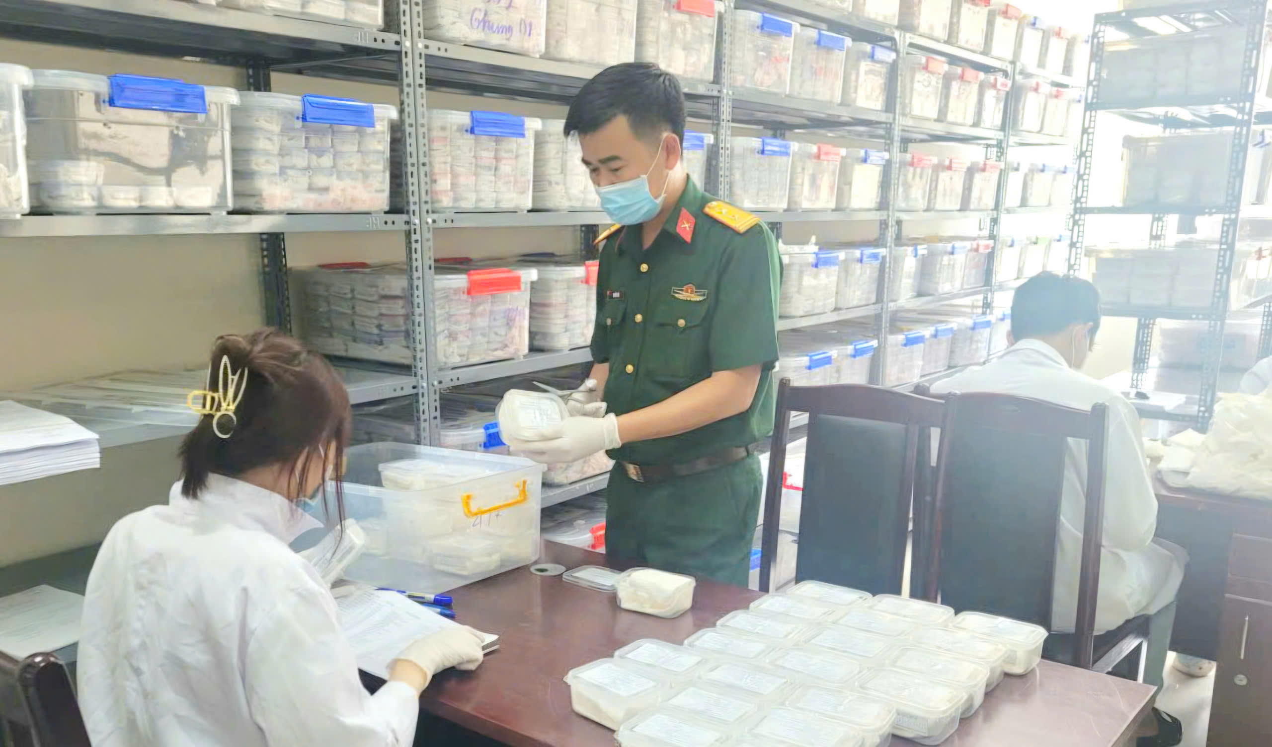 ban-giao-mau-sinh-pham-hai-cot-liet-si-1787057814476699608699 Huế bàn giao 3.908 mẫu hài cốt liệt sĩ phục vụ giám định ADN- Ảnh 1.