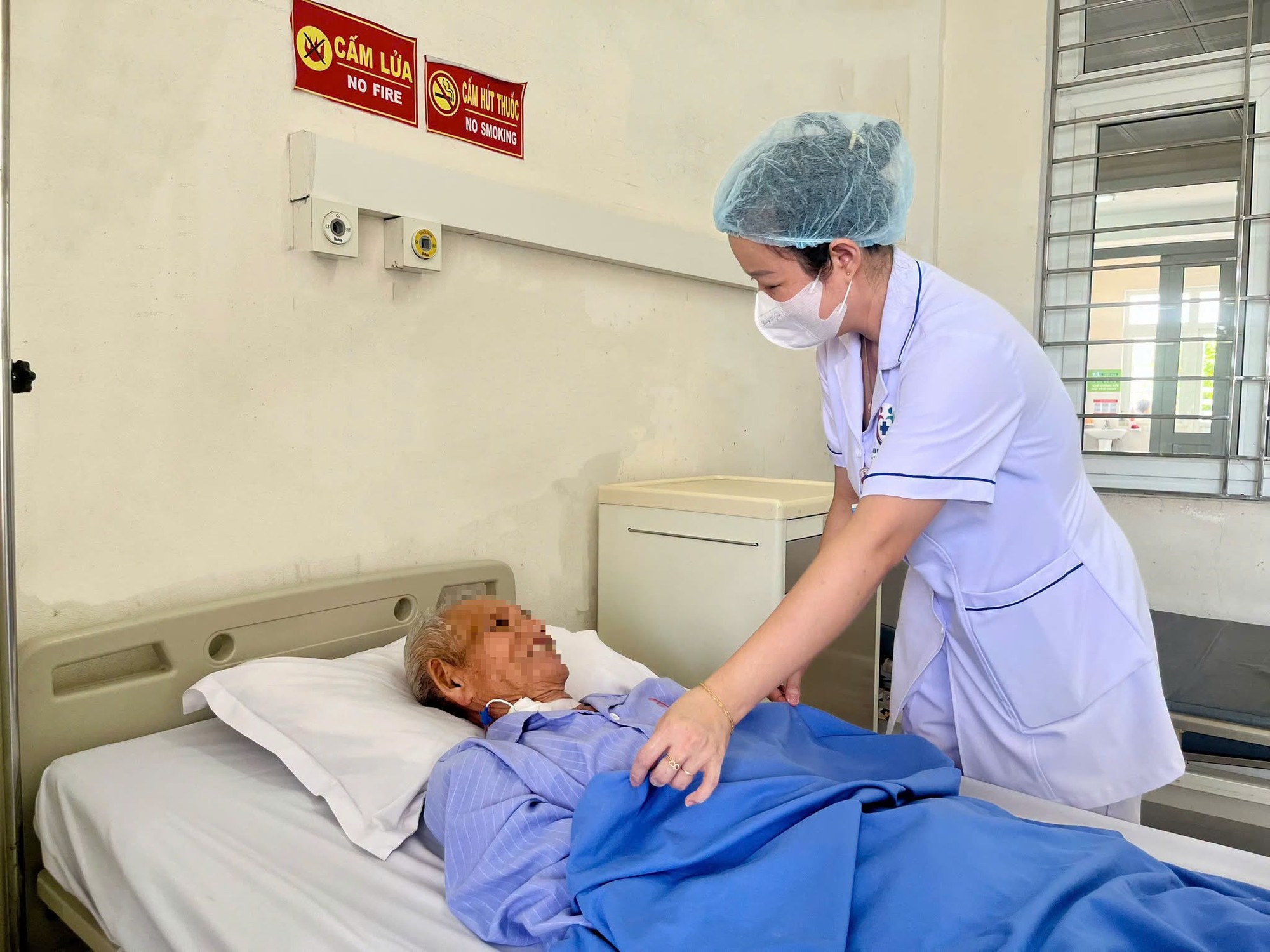 Câu Chuyện Cảm Động Về Cuộc Chiến Của Cụ Ông 90 Tuổi Với Tắc Ruột