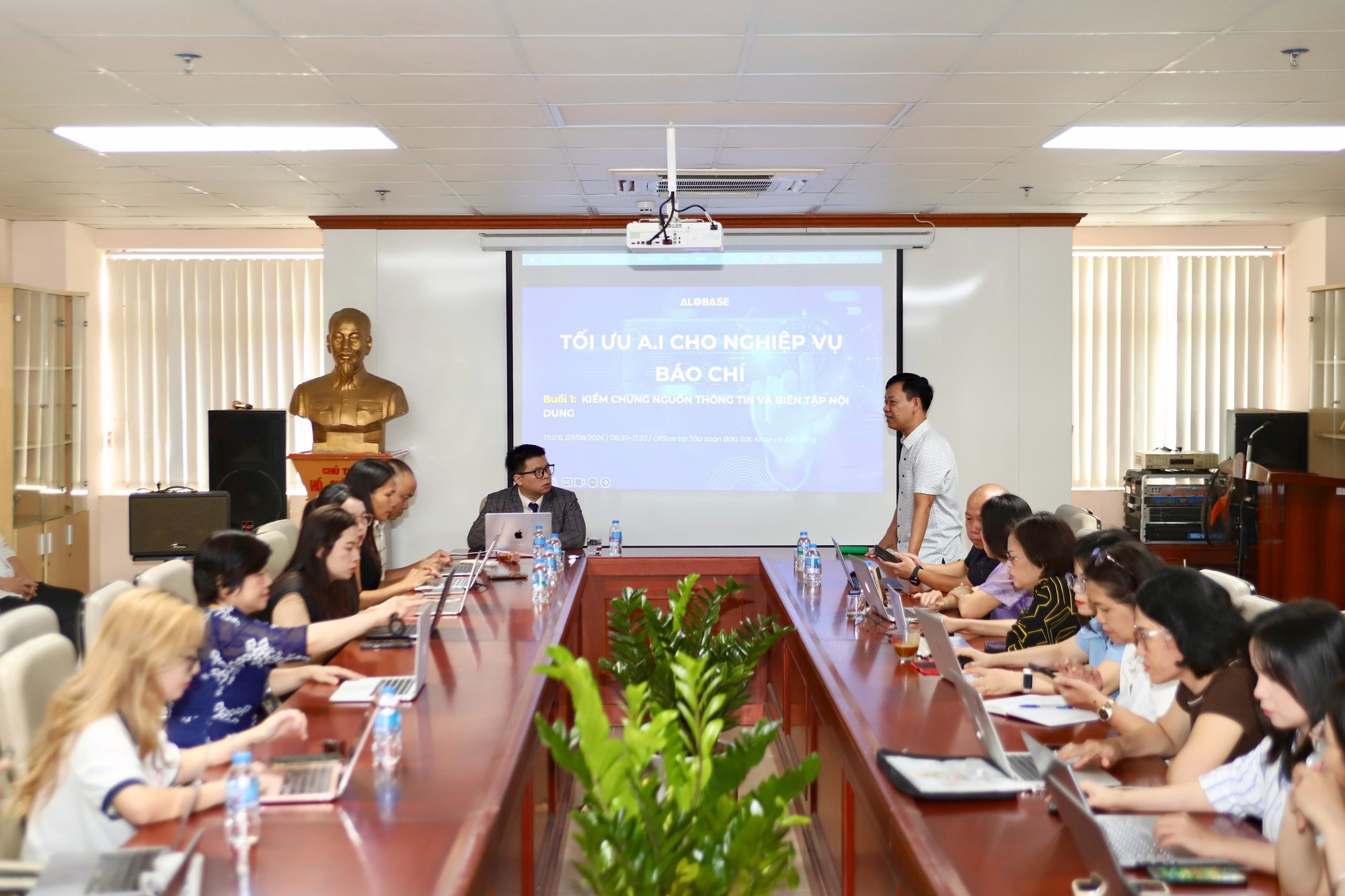 Báo Sức khỏe và Đời sống đẩy mạnh chuyển đổi số: Tổ chức tập huấn chuyên sâu kỹ năng ứng dụng AI trong sản xuất nội dung- Ảnh 1. Buổi tập huấn AI