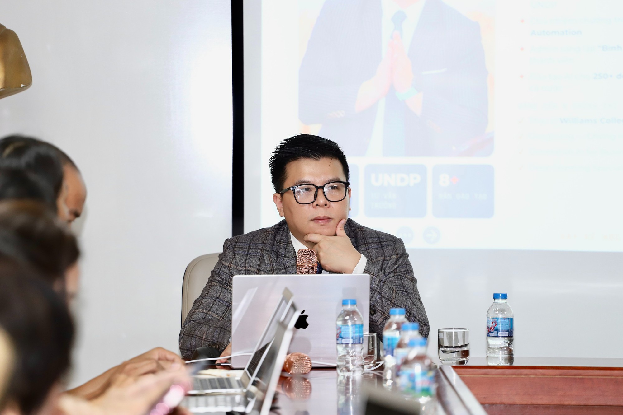 Báo Sức khỏe và Đời sống đẩy mạnh chuyển đổi số: Tổ chức tập huấn chuyên sâu kỹ năng ứng dụng AI trong sản xuất nội dung- Ảnh 2. Giảng viên Nguyễn Minh Cường