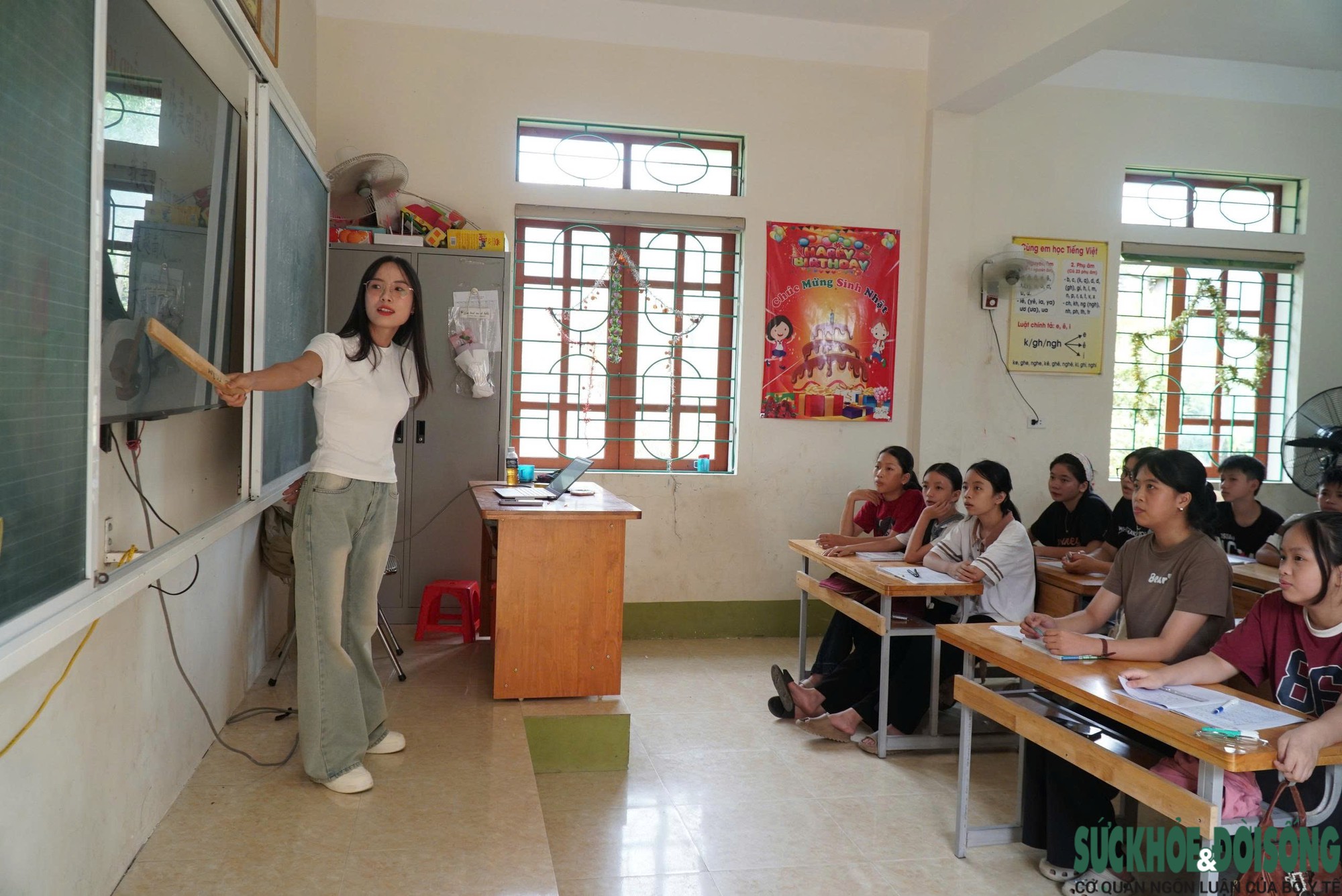 Cô gái Nghệ An dạy tiếng Trung miễn phí cho người dân quê nhà - Ảnh 1.