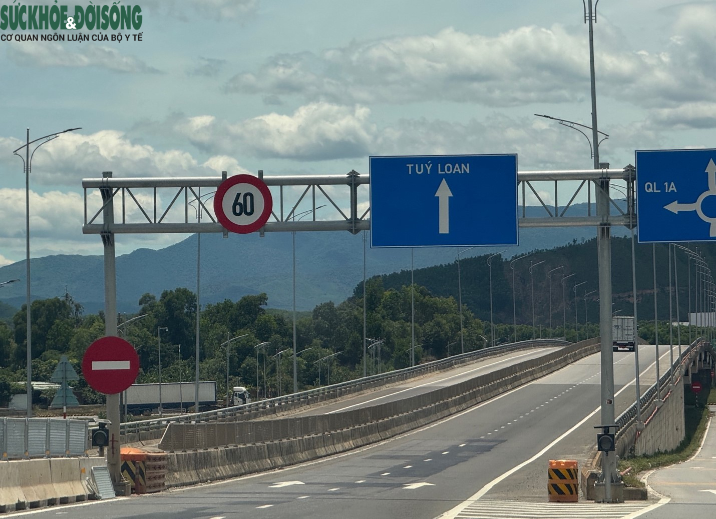 Hiện trạng tuyến cao tốc La Sơn – Hoà Liên đã hoàn thiện 4 làn xe - Ảnh 2.