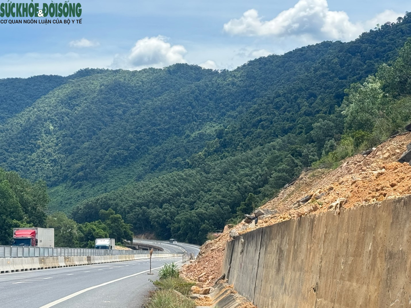 Hiện trạng tuyến cao tốc La Sơn – Hoà Liên đã hoàn thiện 4 làn xe - Ảnh 4.