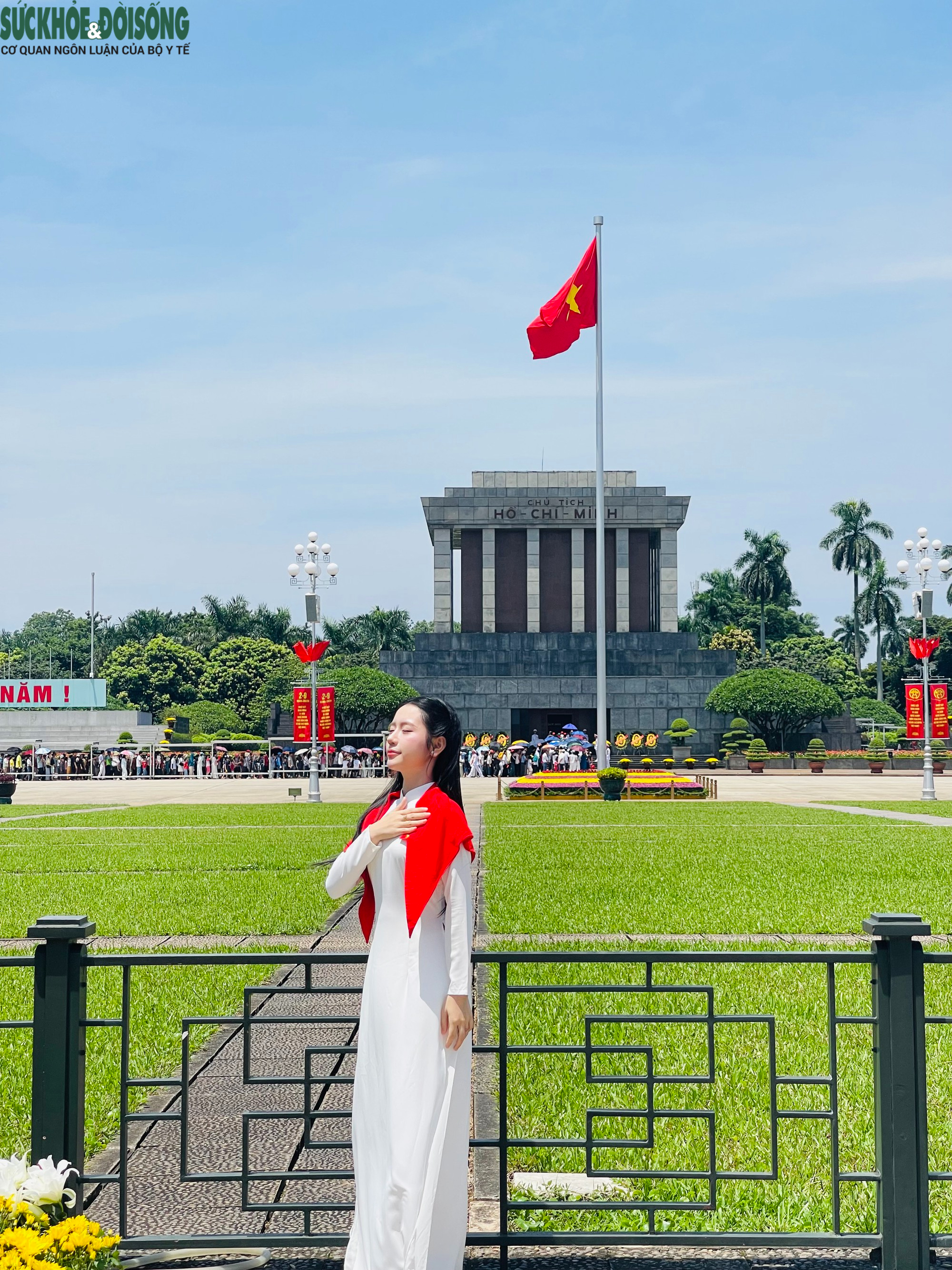 base64-17881607453791766622775 Người dân nô nức về Quảng trường Ba Đình chụp ảnh dịp Quốc khánh- Ảnh 3.