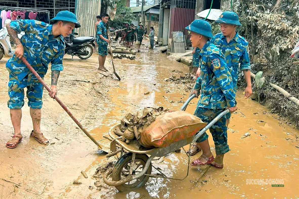 bo-doi-ra-da-loi-bun-giup-dan-1-17879705343161688174980 Dọn dẹp bùn đất giúp dân
