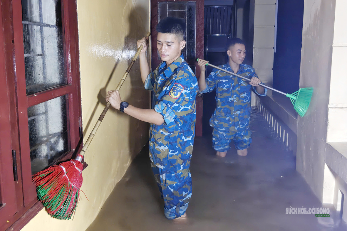 bo-doi-ra-da-loi-bun-giup-dan-4-1787970576681140952348 Dọn dẹp khu vực trường học